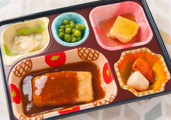 仕切りごとにおかずが盛り付けられたお弁当
