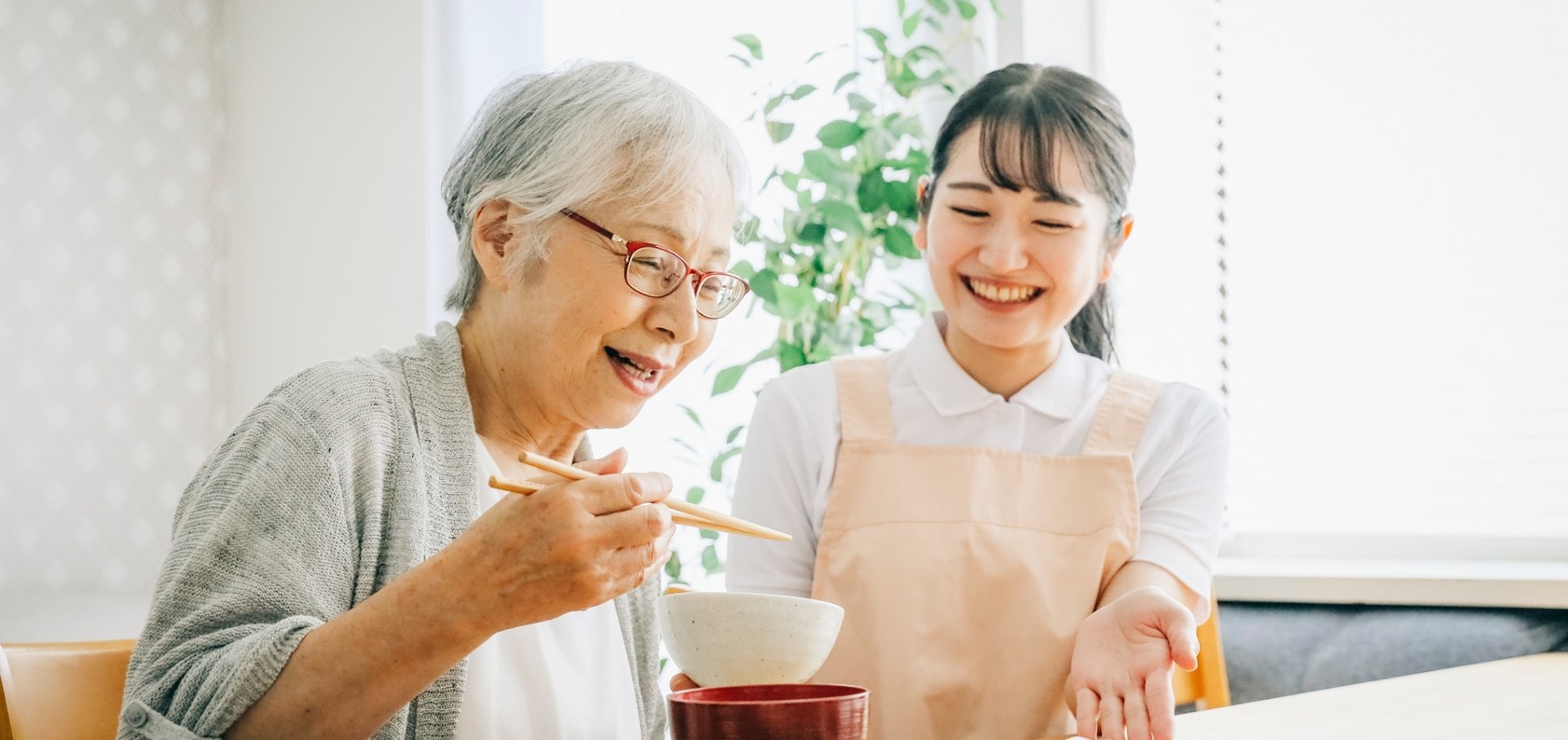 配達されたお弁当を受け取る施設のスタッフ