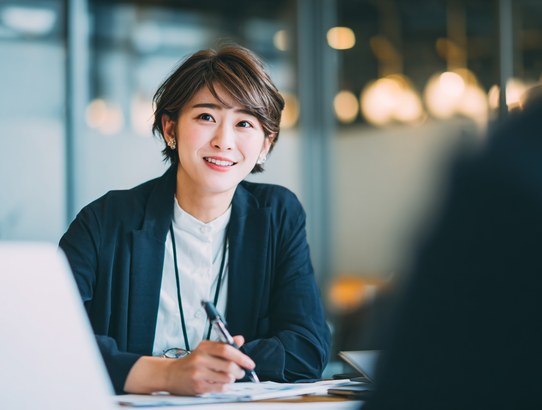 資料を見ながら打ち合わせをする担当者