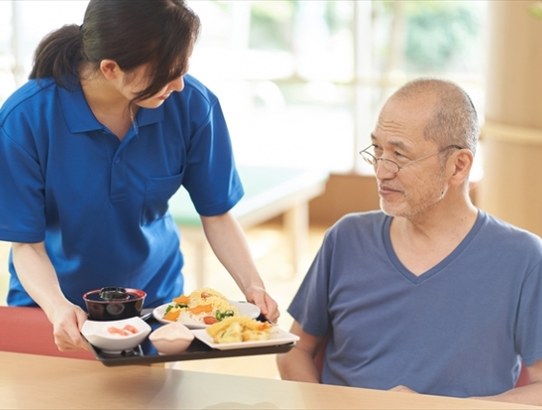 配達されたお弁当を受け取るスタッフ
