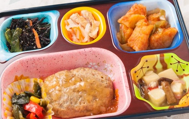 和洋中の惣菜が彩りよく詰められた日替わり弁当