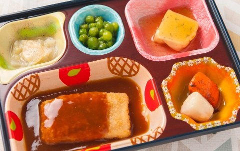 やわらかく調理された食材の献立