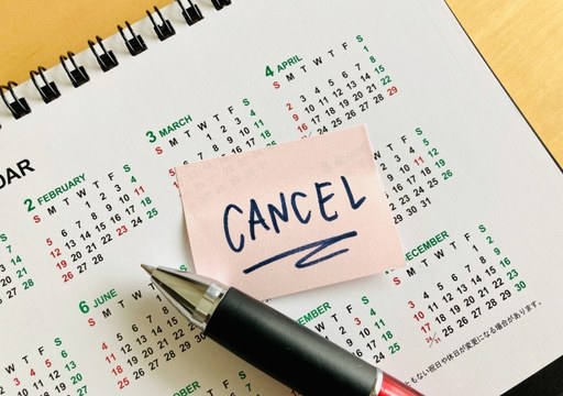 CANCELと書かれた付箋が貼られた卓上カレンダー