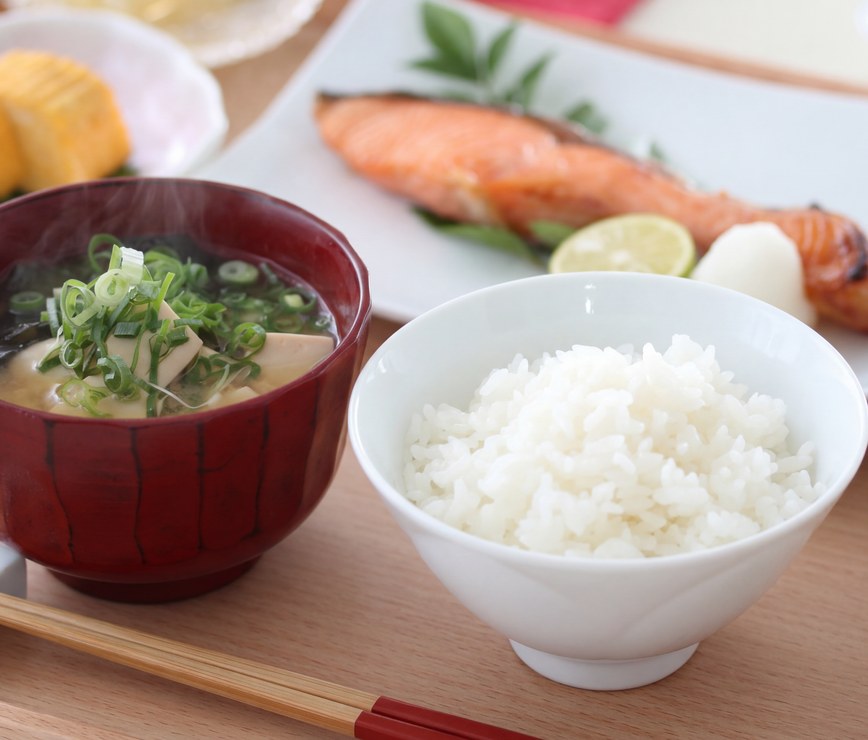 盛り付けられた和食の献立