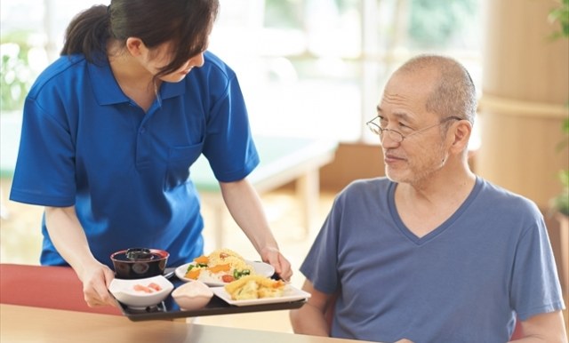 デイサービスで食事を楽しむ利用者